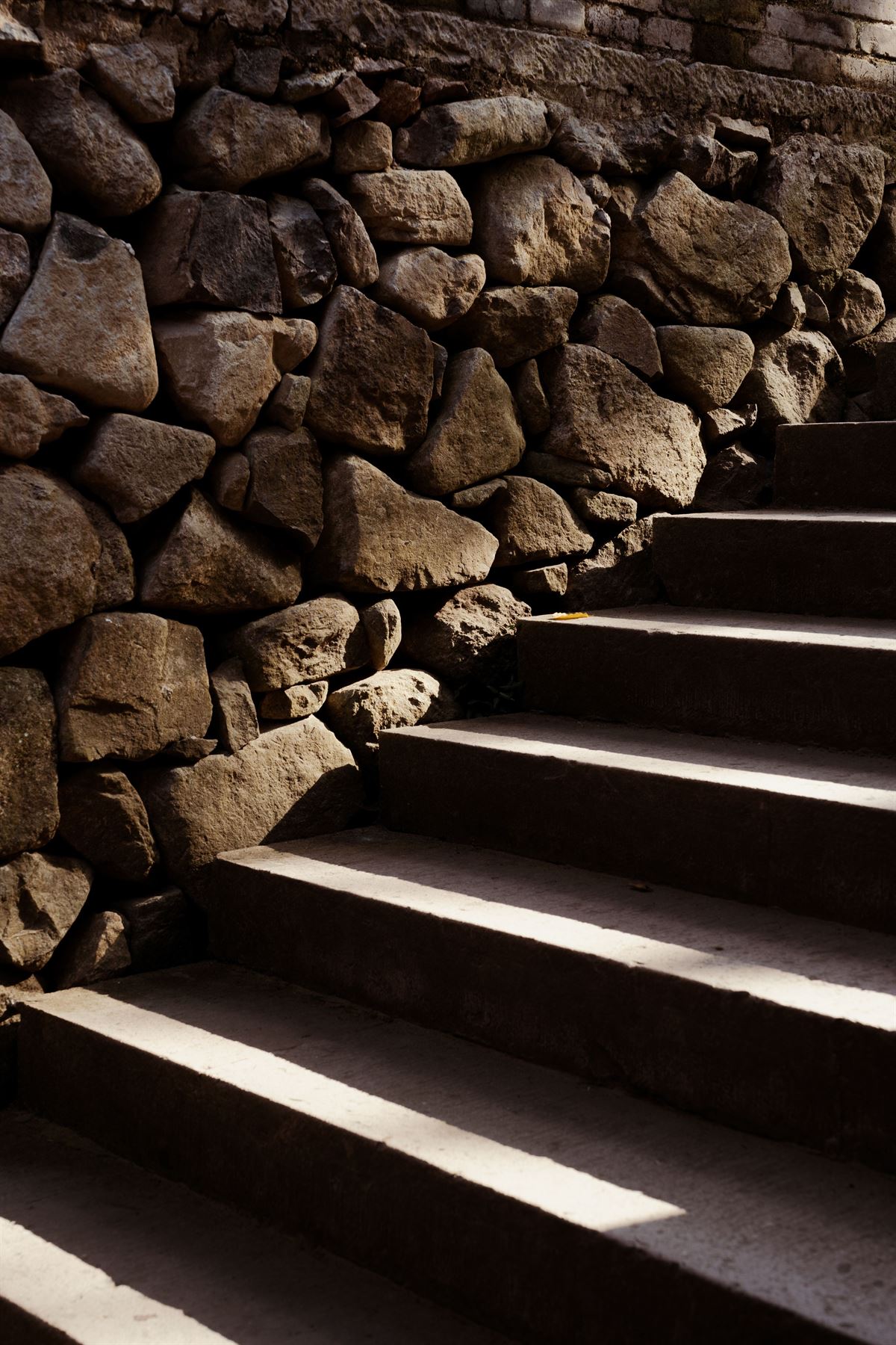 Escalera de piedra iluminada por luz natural